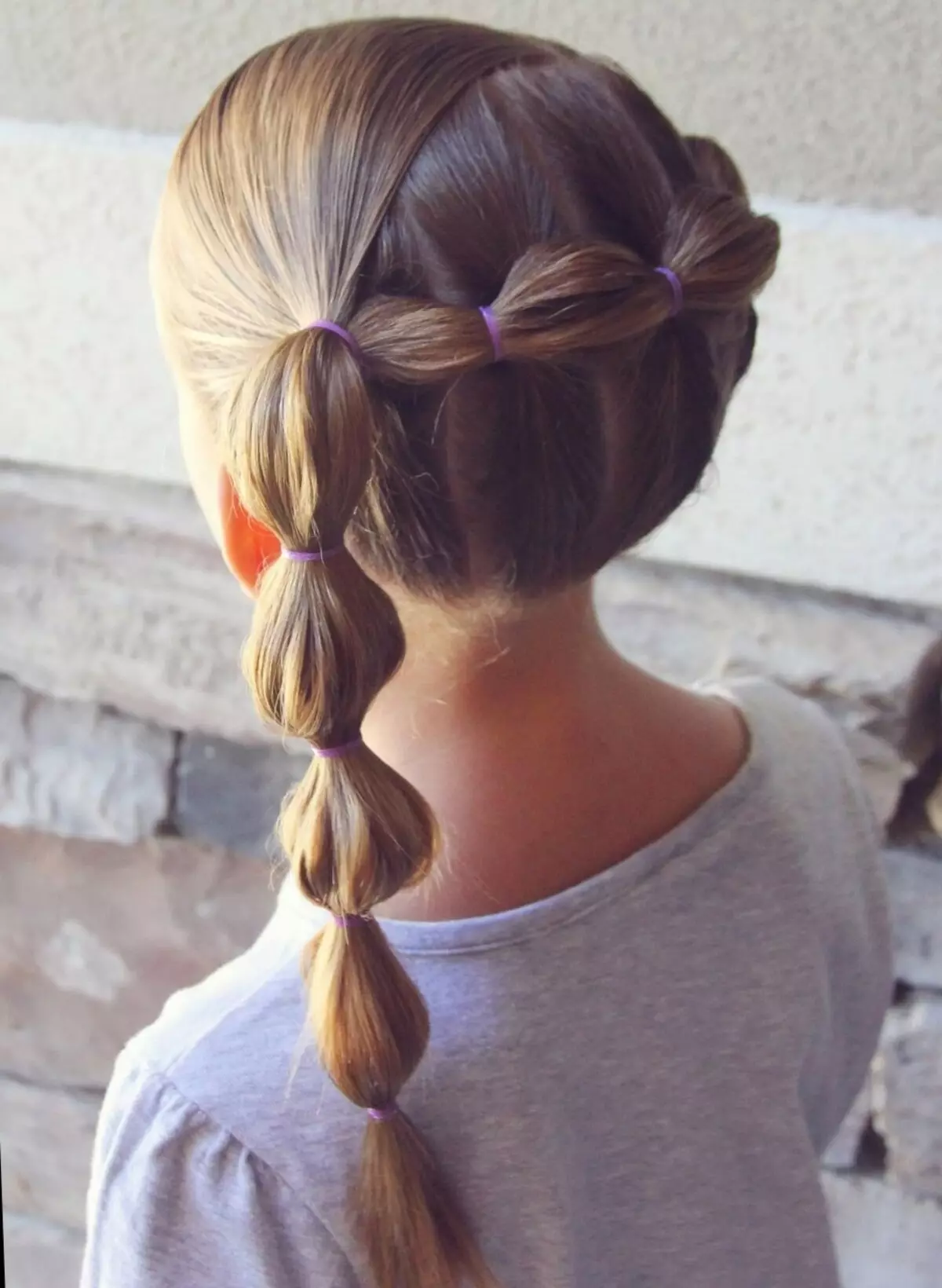 Gaya rambut bergaya untuk kanak-kanak perempuan (65 gambar): Bagaimana untuk membuat gaya rambut kanak-kanak yang paling bergaya untuk kanak-kanak 5, 6 dan 8 tahun? Ciri-ciri arah fesyen dalam gaya rambut kanak-kanak 16814_13