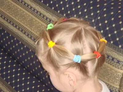 Modne fryzury dla dziewcząt (65 zdjęć): Jak zrobić najbardziej stylowe fryzury dla dzieci dla dzieci 5, 6 i 8 lat? Cechy kierunku mody w fryzurach dla dzieci 16814_15