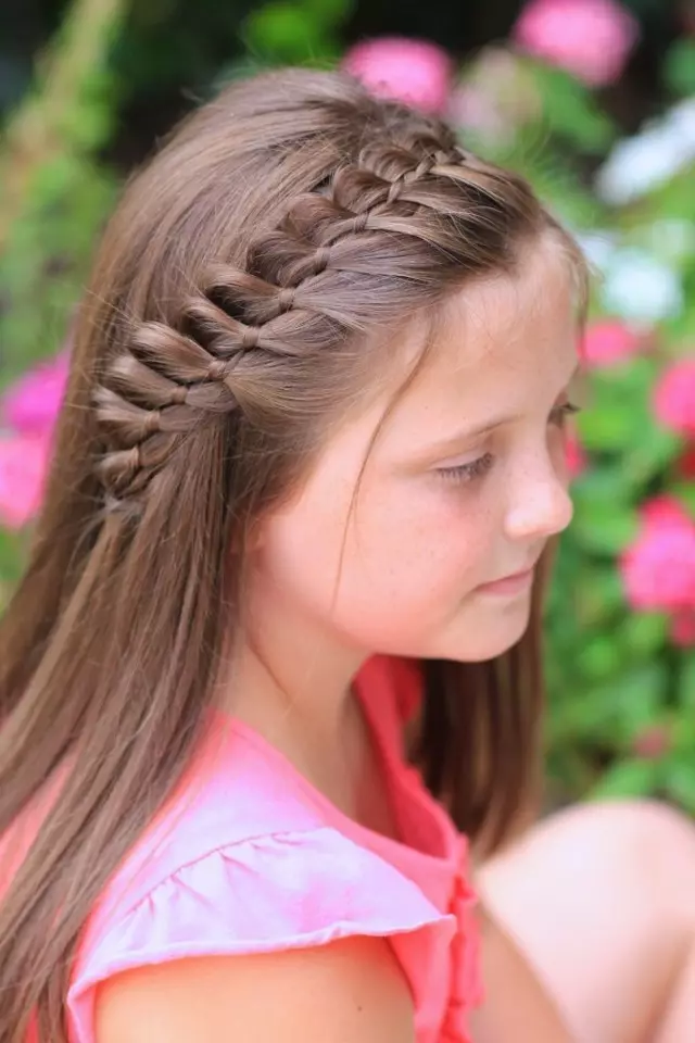 Kiểu tóc thời trang cho các cô gái (65 ảnh): Làm thế nào để tạo ra kiểu tóc của trẻ em sành điệu nhất cho trẻ em 5, 6 và 8 tuổi? Các tính năng của hướng thời trang trong kiểu tóc của trẻ em 16814_2