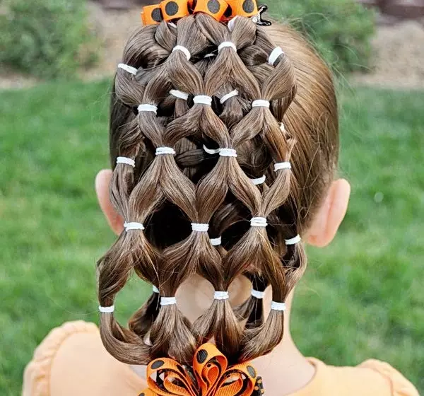 Penteados elegantes para meninas (65 fotos): Como fazer os penteados das crianças mais elegantes para crianças 5, 6 e 8 anos de idade? Características da direção da moda em penteados infantis 16814_27