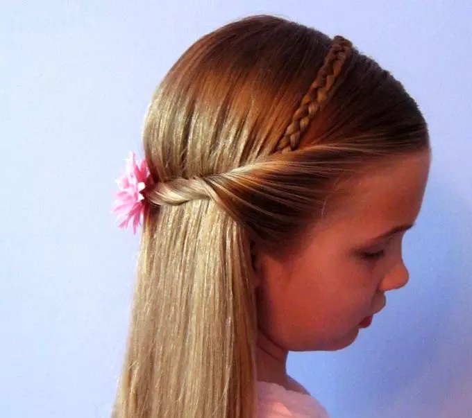 Peinados de moda para niñas (65 fotos): ¿Cómo hacer los peinados de los niños más elegantes para niños de 5, 6 y 8 años? Características de la dirección de la moda en los peinados de los niños. 16814_3
