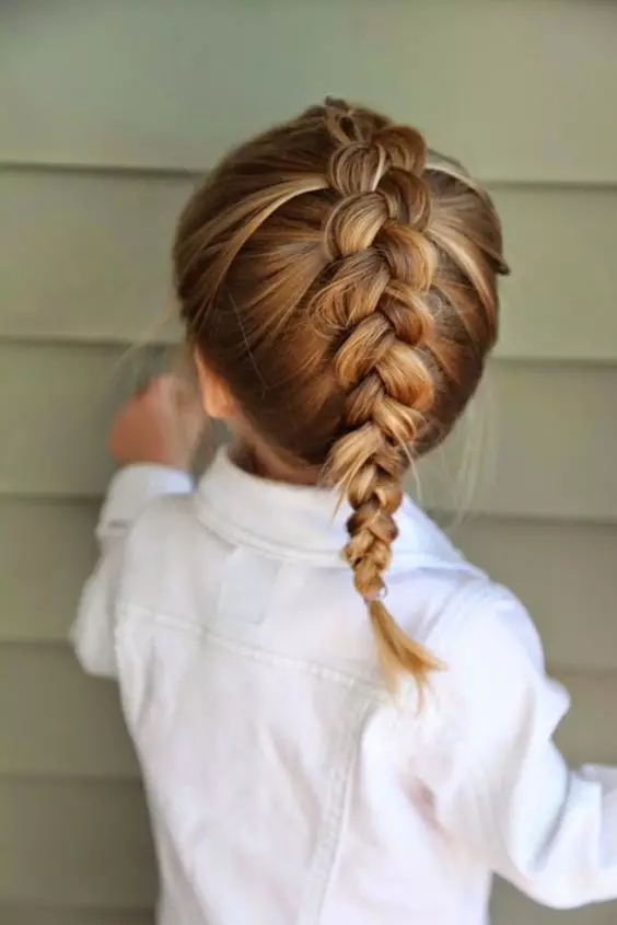 Модерни фризури за девојки (65 фотографии): Како да се направи најмногу стилски деца фризури за деца 5, 6 и 8 години? Карактеристики на модната насока во фризури за деца 16814_30