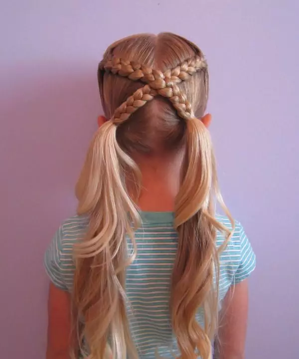 მოდური hairstyles for girls (65 ფოტო): როგორ გააკეთოს ყველაზე თანამედროვე ბავშვთა hairstyles ბავშვებისთვის 5, 6 და 8 წლის? თვისებები მოდის მიმართულებით ბავშვთა hairstyles 16814_31