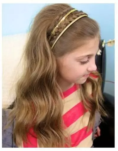 Kiểu tóc thời trang cho các cô gái (65 ảnh): Làm thế nào để tạo ra kiểu tóc của trẻ em sành điệu nhất cho trẻ em 5, 6 và 8 tuổi? Các tính năng của hướng thời trang trong kiểu tóc của trẻ em 16814_32