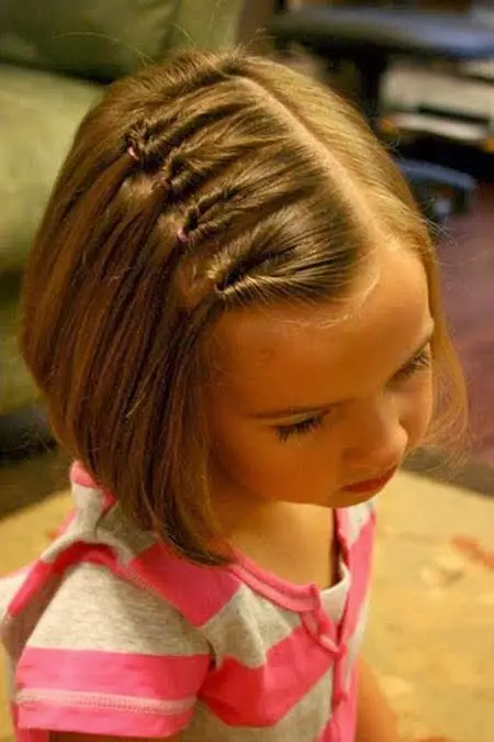 Gaya rambut bergaya untuk kanak-kanak perempuan (65 gambar): Bagaimana untuk membuat gaya rambut kanak-kanak yang paling bergaya untuk kanak-kanak 5, 6 dan 8 tahun? Ciri-ciri arah fesyen dalam gaya rambut kanak-kanak 16814_36