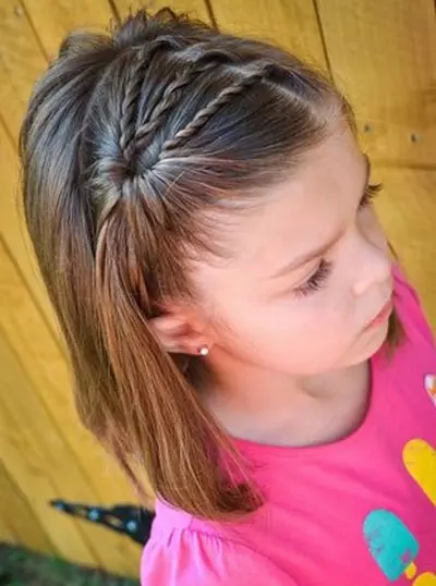 Penteados elegantes para meninas (65 fotos): Como fazer os penteados das crianças mais elegantes para crianças 5, 6 e 8 anos de idade? Características da direção da moda em penteados infantis 16814_37