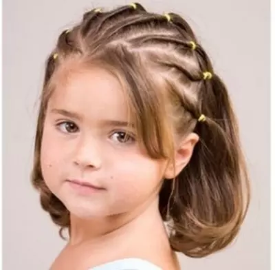 女孩的時尚髮型（65張照片）：如何讓最時尚的兒童髮型5，6和8歲？兒童髮型時尚方向的特點 16814_38