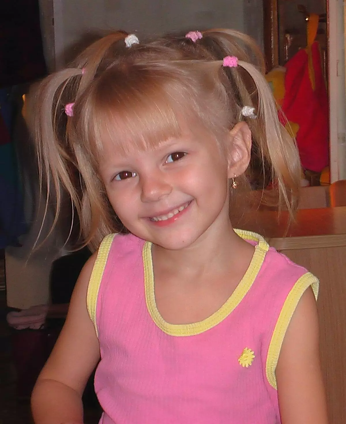 Модні зачіски для дівчаток (65 фото): як зробити найстильніші дитячі зачіски для дітей 5, 6 і 8 років? Особливості напрямки моди в дитячих зачісках 16814_39