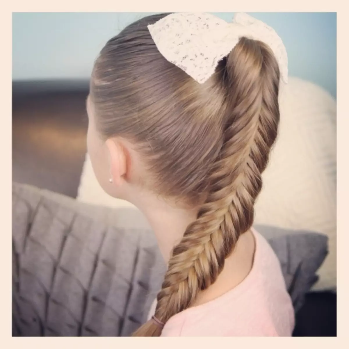 Модні зачіски для дівчаток (65 фото): як зробити найстильніші дитячі зачіски для дітей 5, 6 і 8 років? Особливості напрямки моди в дитячих зачісках 16814_42