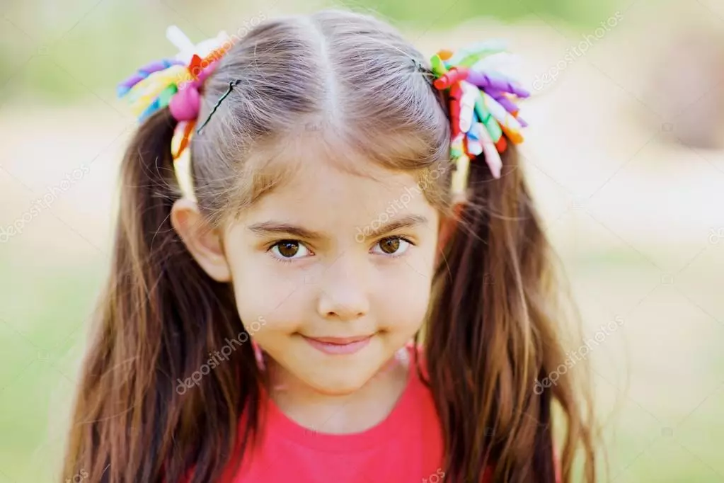 Fashionabla frisyrer för tjejer (65 bilder): Hur man gör de mest snygga barnens frisyrer för barn 5, 6 och 8 år gammal? Funktioner av mode riktning i barns frisyrer 16814_47