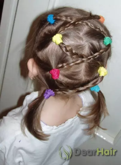 Fasjonable frisyrer for jenter (65 bilder): Hvordan lage de mest stilige barnas frisyrer for barn 5, 6 og 8 år gammel? Funksjoner av mote retning i barnas frisyrer 16814_48