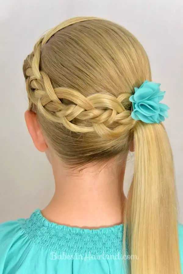 Модерни фризури за девојки (65 фотографии): Како да се направи најмногу стилски деца фризури за деца 5, 6 и 8 години? Карактеристики на модната насока во фризури за деца 16814_49