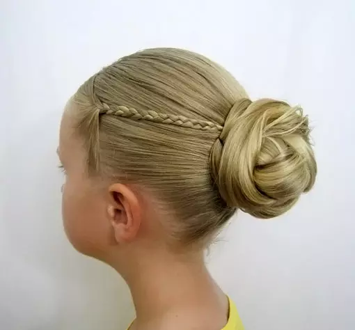 Fashionabla frisyrer för tjejer (65 bilder): Hur man gör de mest snygga barnens frisyrer för barn 5, 6 och 8 år gammal? Funktioner av mode riktning i barns frisyrer 16814_51