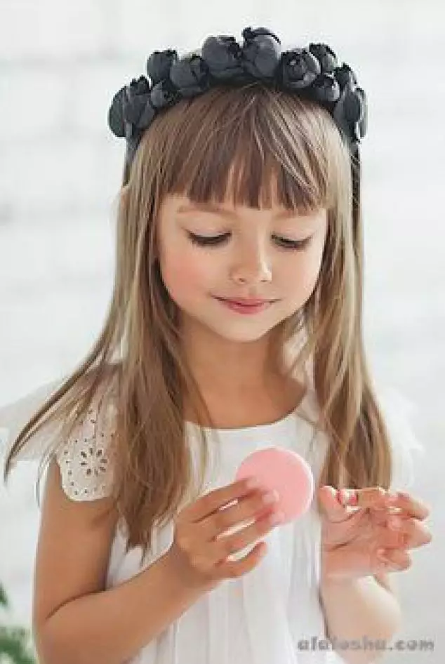 تسريحات عصرية للفتيات (65 صور): كيفية جعل تسريحات الأطفال الأكثر أناقة للأطفال 5 و 6 و 8 سنوات؟ ملامح الاتجاه الموضة في تسريحات الشعر للأطفال 16814_54