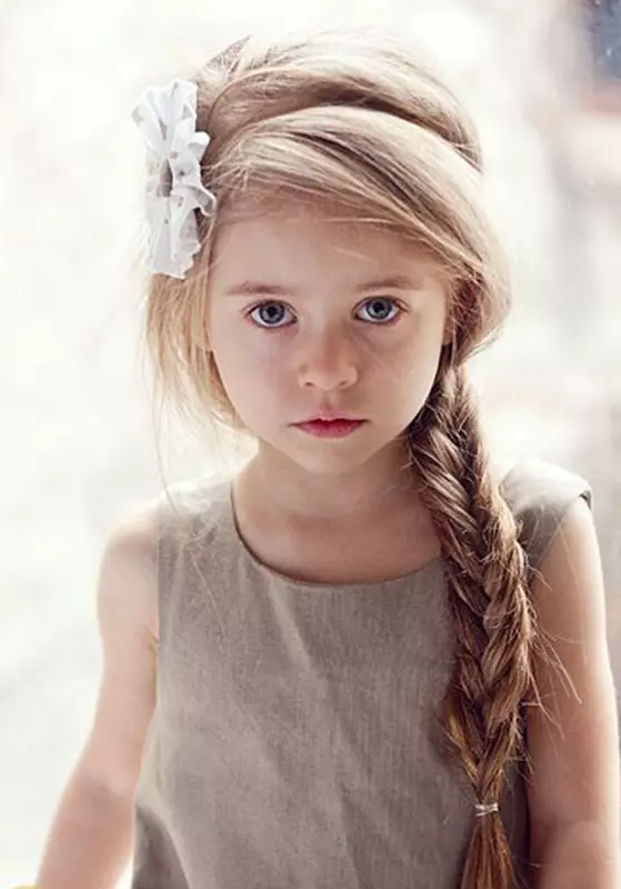 女の子のためのファッショナブルなヘアスタイル（65写真）：5,6,8歳の子供のための最もスタイリッシュな子供のヘアスタイルを作る方法は？子供のヘアスタイルにおけるファッションの方向の特徴 16814_55
