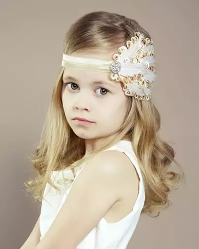 Modne frizure za djevojčice (65 fotografija): Kako učiniti najmodesnije dječje frizure za djecu 5, 6 i 8 godina? Karakteristike mode pravac u dječje frizure 16814_58