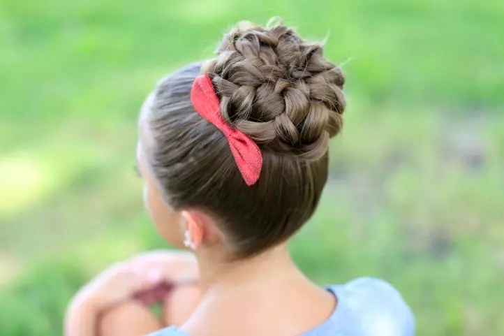 Penteados elegantes para meninas (65 fotos): Como fazer os penteados das crianças mais elegantes para crianças 5, 6 e 8 anos de idade? Características da direção da moda em penteados infantis 16814_60