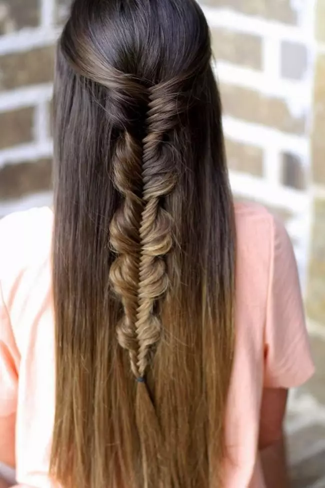 Fasjonable frisyrer for jenter (65 bilder): Hvordan lage de mest stilige barnas frisyrer for barn 5, 6 og 8 år gammel? Funksjoner av mote retning i barnas frisyrer 16814_63