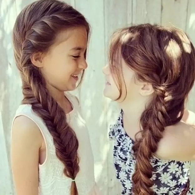 Peinados de moda para niñas (65 fotos): ¿Cómo hacer los peinados de los niños más elegantes para niños de 5, 6 y 8 años? Características de la dirección de la moda en los peinados de los niños. 16814_7