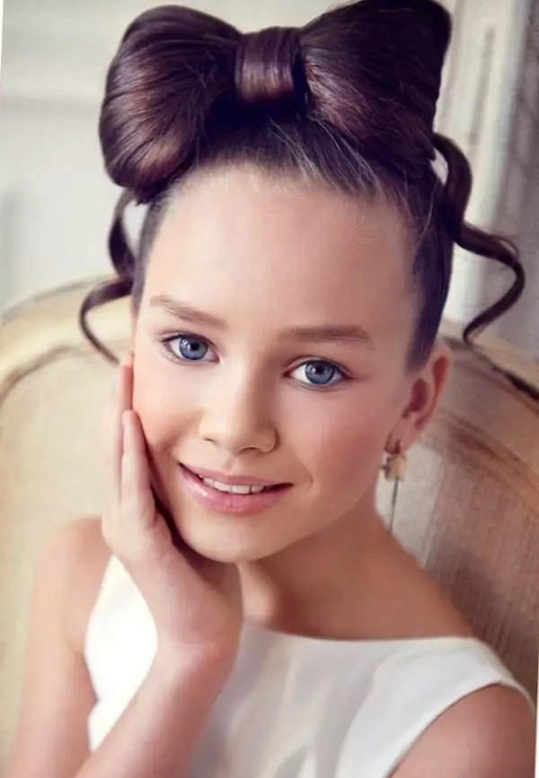 Модерни фризури за девојки (65 фотографии): Како да се направи најмногу стилски деца фризури за деца 5, 6 и 8 години? Карактеристики на модната насока во фризури за деца 16814_8