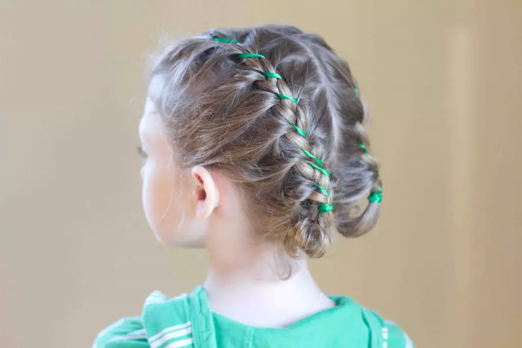 女孩的发型10岁（78张）：长，中和短发2021的美丽和轻型发型，儿童陡峭的发型才能自己做 16815_12