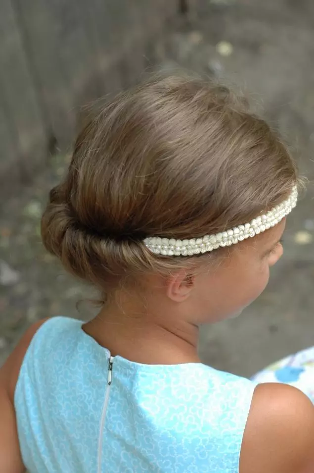 Gaya rambut untuk anak perempuan 10 tahun (78 foto): Gaya rambut yang indah dan ringan untuk rambut panjang, menengah dan pendek 2021, gaya rambut curam untuk anak-anak untuk sekolah melakukannya sendiri 16815_14