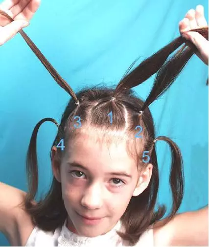 Gaya rambut untuk anak perempuan 10 tahun (78 foto): Gaya rambut yang indah dan ringan untuk rambut panjang, menengah dan pendek 2021, gaya rambut curam untuk anak-anak untuk sekolah melakukannya sendiri 16815_23