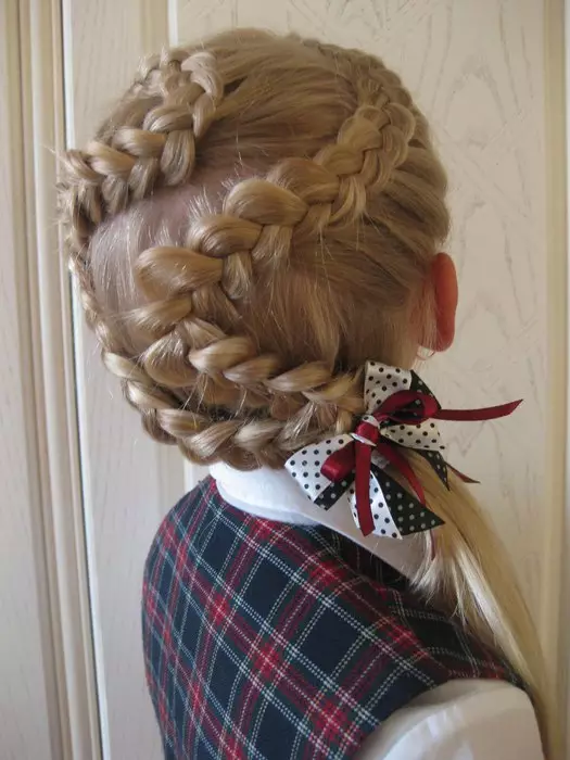 Hairstyles za dekleta, stara 10 let (78 photos): lepa in lahka pričeske za dolge, srednje in kratke lase 2021, strme pričeske za otroke v šoli naredi sam 16815_24