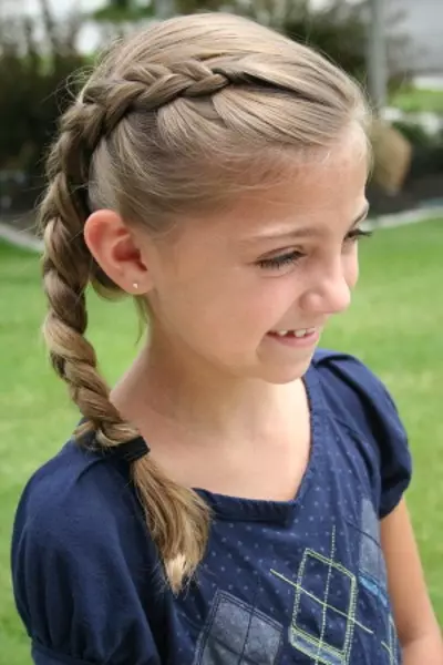Фризуре за девојке 10 година (78 фотографија): Лепа и лагана фризура за дугу, средњу и кратку косу 2021, стрми фризуре за децу у школу то раде сами 16815_25