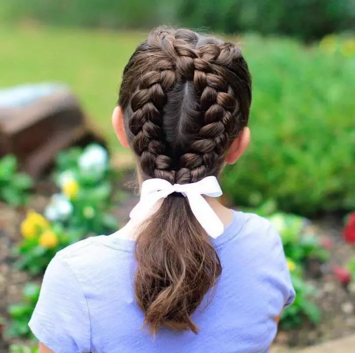 ही 10 वर्षे जुनी मुलींसाठी Hairstyles (78 फोटो): लांब सुंदर आणि प्रकाश hairstyles, मध्यम आणि लहान केस 2021, शाळेत मुलांना जास्त hairstyles तो स्वत: ला करू 16815_26