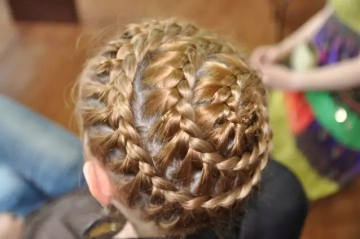 Gaya rambut untuk anak perempuan 10 tahun (78 foto): Gaya rambut yang indah dan ringan untuk rambut panjang, menengah dan pendek 2021, gaya rambut curam untuk anak-anak untuk sekolah melakukannya sendiri 16815_33