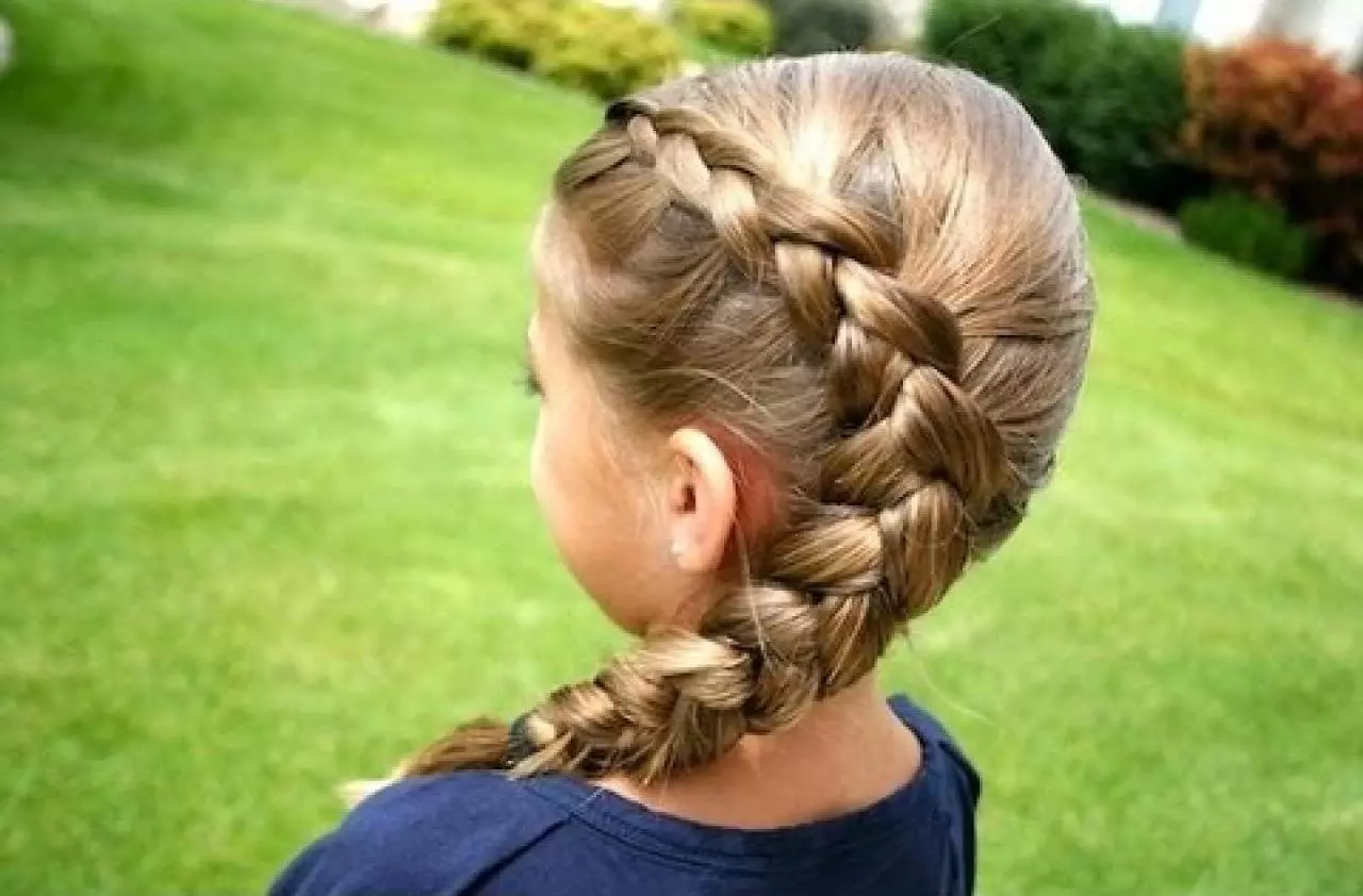 Hairstyles za dekleta, stara 10 let (78 photos): lepa in lahka pričeske za dolge, srednje in kratke lase 2021, strme pričeske za otroke v šoli naredi sam 16815_4