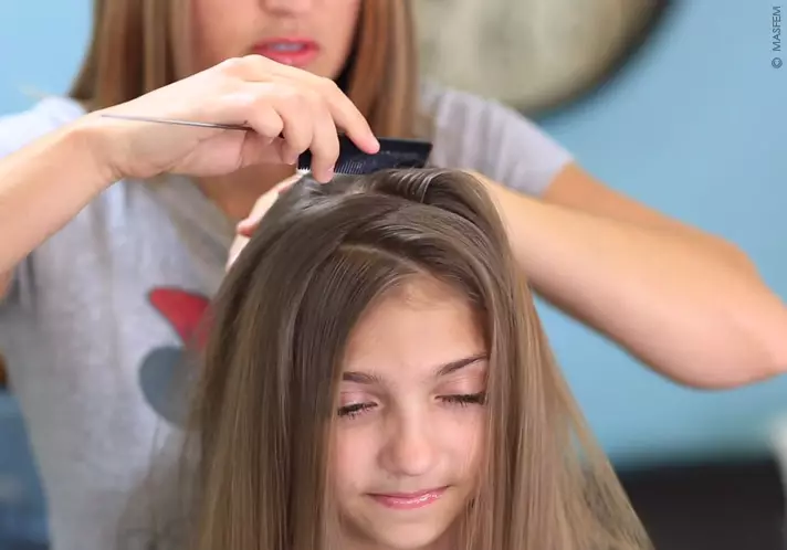 Gaya rambut untuk anak perempuan 10 tahun (78 foto): Gaya rambut yang indah dan ringan untuk rambut panjang, menengah dan pendek 2021, gaya rambut curam untuk anak-anak untuk sekolah melakukannya sendiri 16815_40