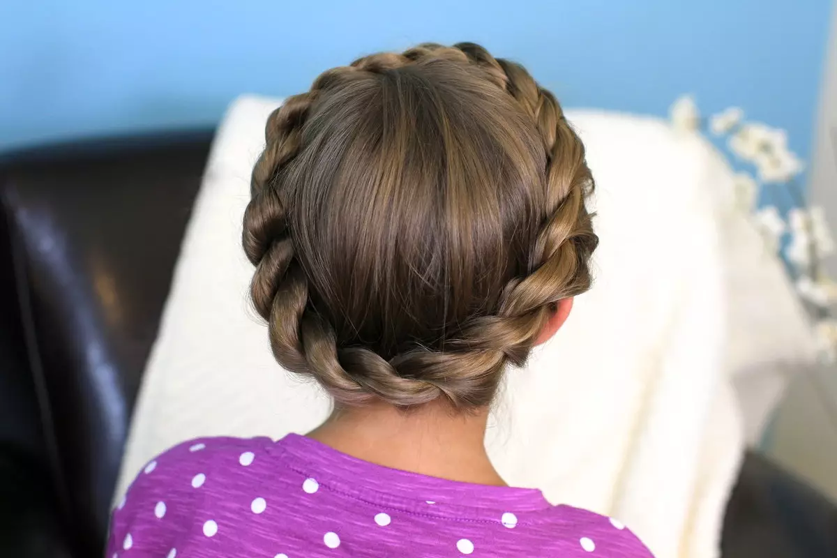Gaya rambut untuk anak perempuan 10 tahun (78 foto): Gaya rambut yang indah dan ringan untuk rambut panjang, menengah dan pendek 2021, gaya rambut curam untuk anak-anak untuk sekolah melakukannya sendiri 16815_42