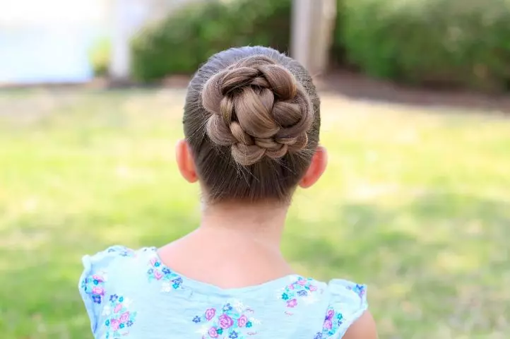 女孩的发型10岁（78张）：长，中和短发2021的美丽和轻型发型，儿童陡峭的发型才能自己做 16815_47
