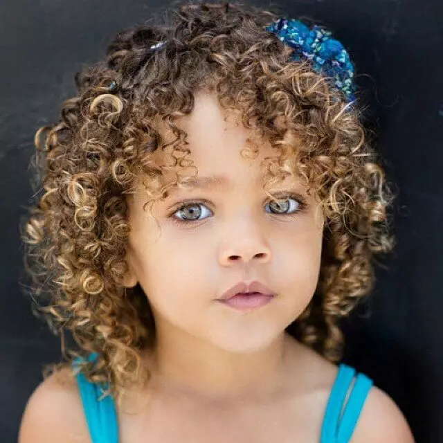 女孩的发型10岁（78张）：长，中和短发2021的美丽和轻型发型，儿童陡峭的发型才能自己做 16815_59