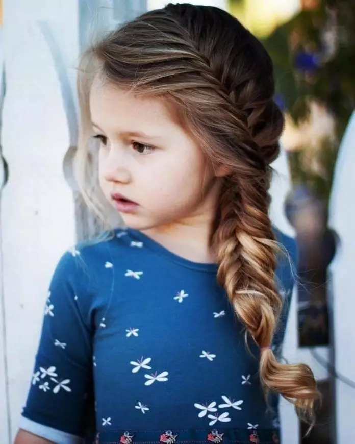 Gaya rambut untuk anak perempuan 10 tahun (78 foto): Gaya rambut yang indah dan ringan untuk rambut panjang, menengah dan pendek 2021, gaya rambut curam untuk anak-anak untuk sekolah melakukannya sendiri 16815_60