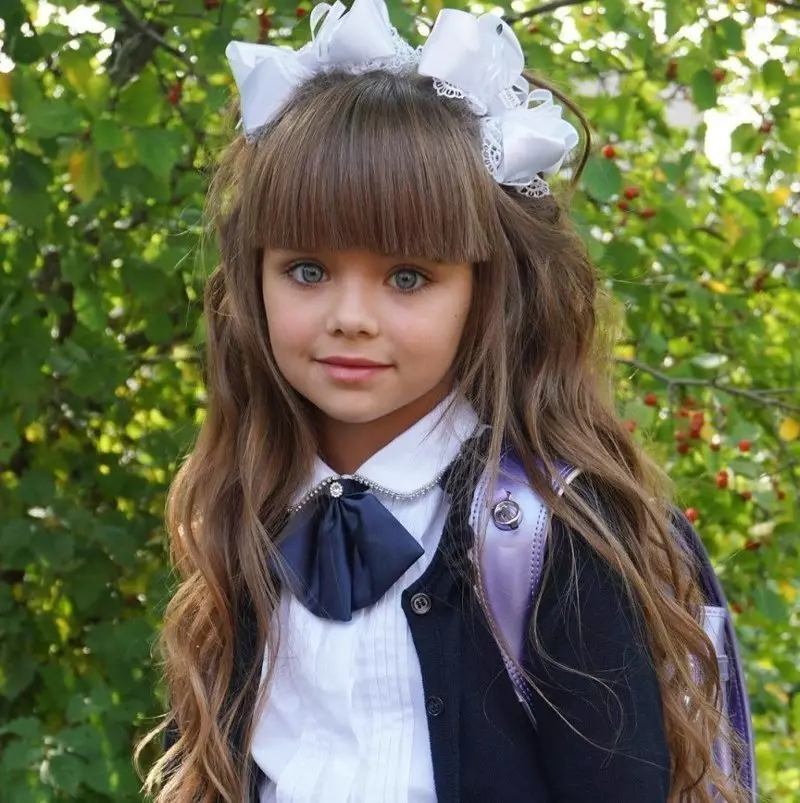 Gaya rambut untuk anak perempuan 10 tahun (78 foto): Gaya rambut yang indah dan ringan untuk rambut panjang, menengah dan pendek 2021, gaya rambut curam untuk anak-anak untuk sekolah melakukannya sendiri 16815_7