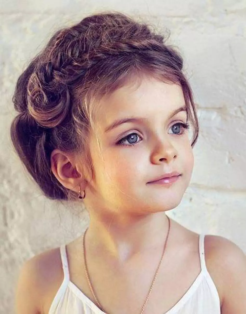 Фризуре за девојке 10 година (78 фотографија): Лепа и лагана фризура за дугу, средњу и кратку косу 2021, стрми фризуре за децу у школу то раде сами 16815_75
