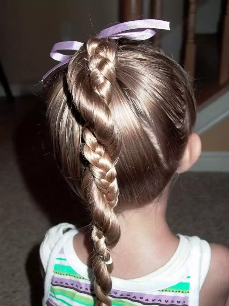 Frizūras ar baumām meitenēm (64 fotogrāfijas): bērnu frizūras, izmantojot mazas gumijas lentes, skaistas iespējas meitenēm ar gariem un īsiem matiem 16816_11
