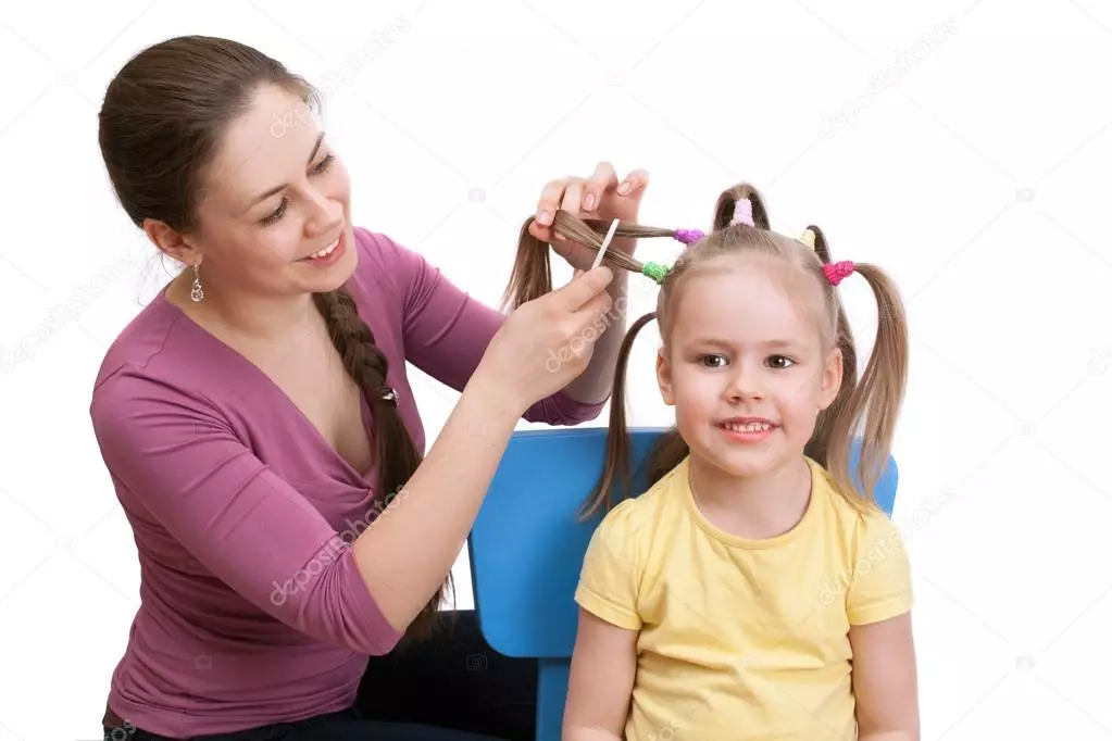 Gaya rambut karo Gosip kanggo bocah-bocah wadon (64 foto): Gaya rambut bocah nggunakake band karet cilik, pilihan sing apik kanggo bocah wadon sing dawa lan cendhak 16816_12