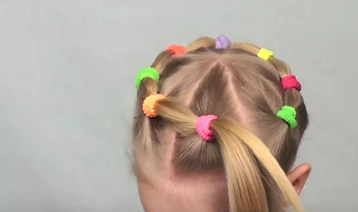 女の子のための噂を持つヘアスタイル（64写真）：小さなゴムバンドを使った子供のヘアスタイル、長く短い髪の女の子のための美しい選択肢 16816_13