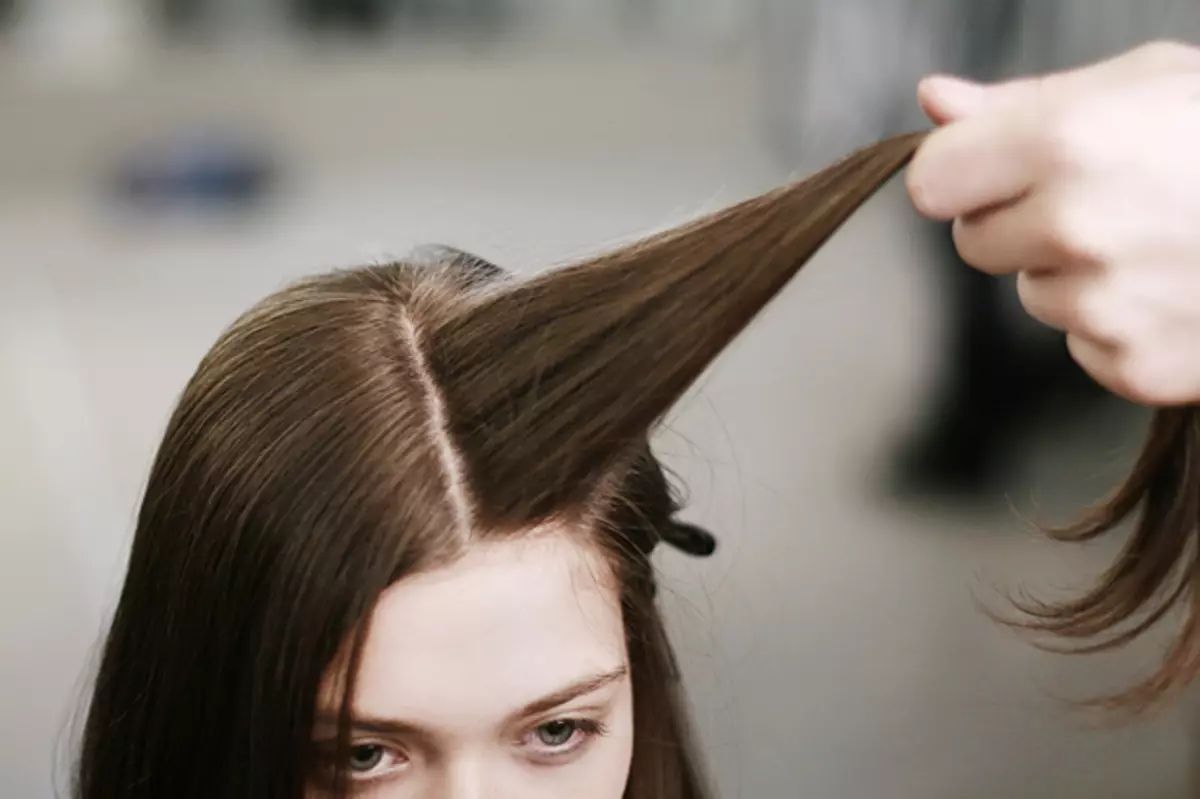 Kızlar için söylentileri olan saç modelleri (64 fotoğraflar): küçük lastik bantları kullanarak çocuk saç modelleri, uzun ve kısa saçlı kızlar için güzel seçenekler 16816_15