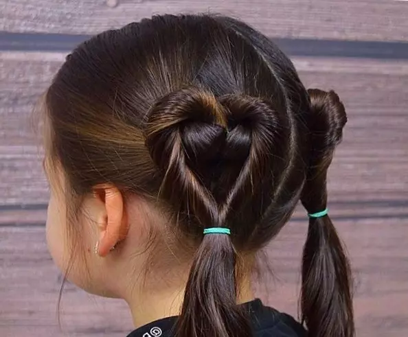 Kızlar için söylentileri olan saç modelleri (64 fotoğraflar): küçük lastik bantları kullanarak çocuk saç modelleri, uzun ve kısa saçlı kızlar için güzel seçenekler 16816_17