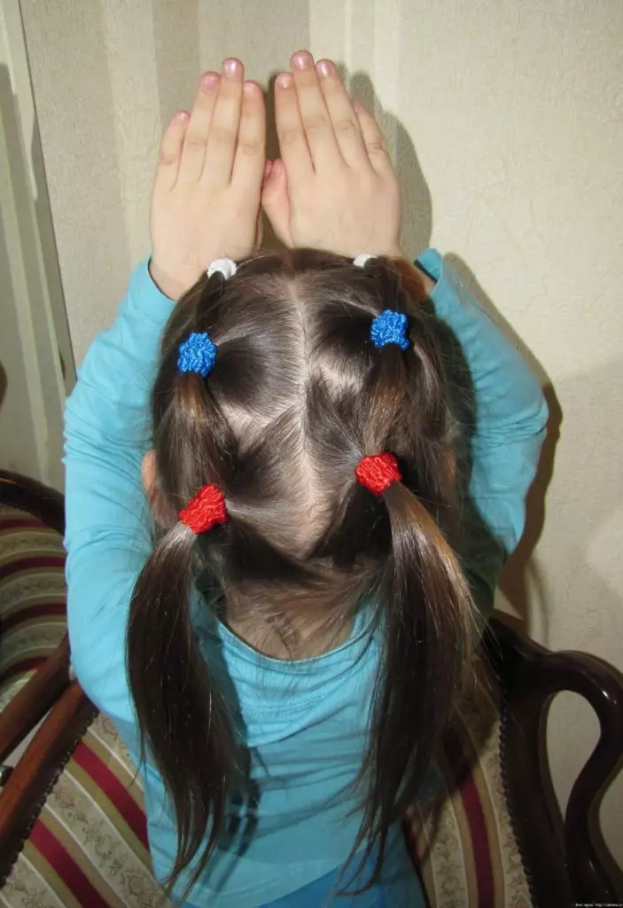 Frizūras ar baumām meitenēm (64 fotogrāfijas): bērnu frizūras, izmantojot mazas gumijas lentes, skaistas iespējas meitenēm ar gariem un īsiem matiem 16816_2