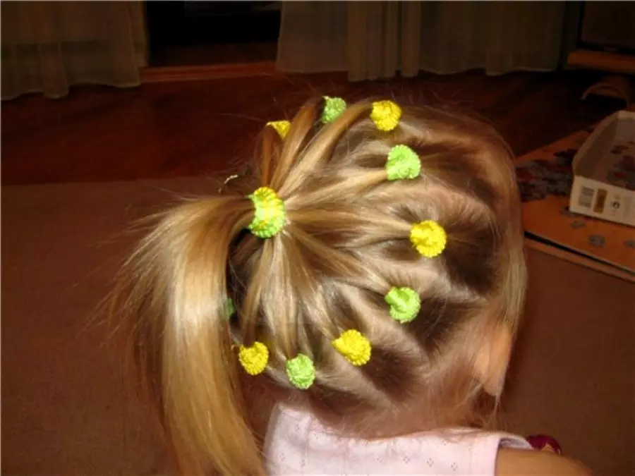 Frizūras ar baumām meitenēm (64 fotogrāfijas): bērnu frizūras, izmantojot mazas gumijas lentes, skaistas iespējas meitenēm ar gariem un īsiem matiem 16816_20