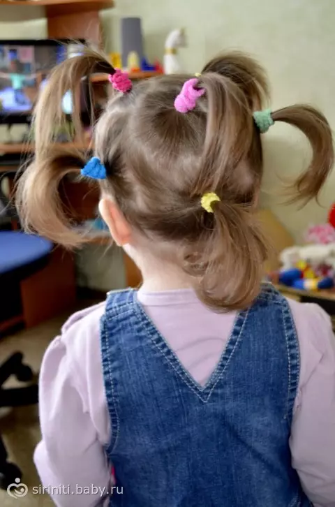 Frizūras ar baumām meitenēm (64 fotogrāfijas): bērnu frizūras, izmantojot mazas gumijas lentes, skaistas iespējas meitenēm ar gariem un īsiem matiem 16816_23