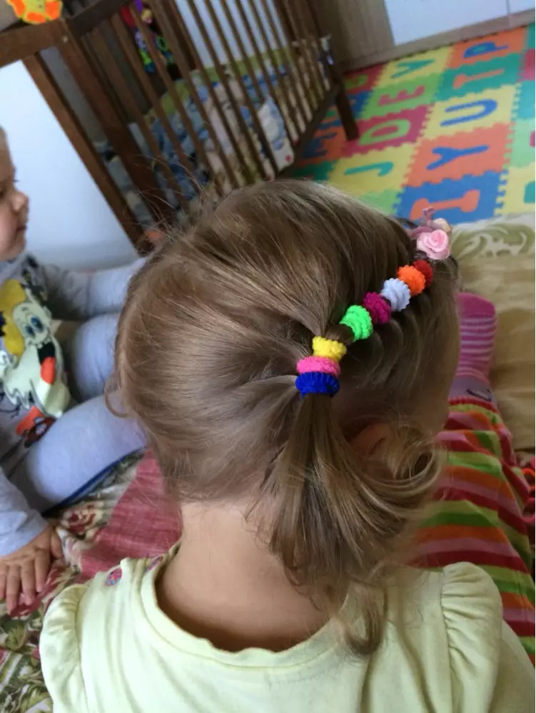 Frizūras ar baumām meitenēm (64 fotogrāfijas): bērnu frizūras, izmantojot mazas gumijas lentes, skaistas iespējas meitenēm ar gariem un īsiem matiem 16816_24