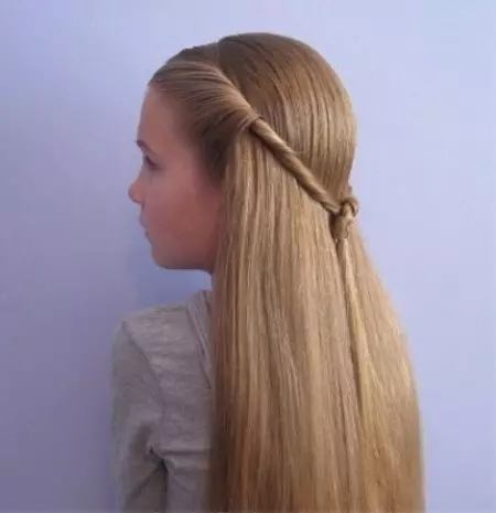 Frizūras ar baumām meitenēm (64 fotogrāfijas): bērnu frizūras, izmantojot mazas gumijas lentes, skaistas iespējas meitenēm ar gariem un īsiem matiem 16816_25