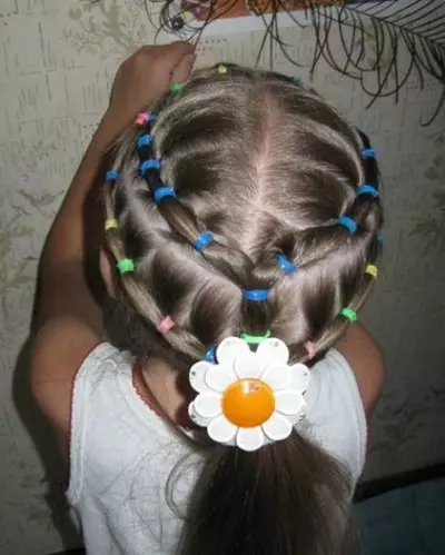 女の子のための噂を持つヘアスタイル（64写真）：小さなゴムバンドを使った子供のヘアスタイル、長く短い髪の女の子のための美しい選択肢 16816_28